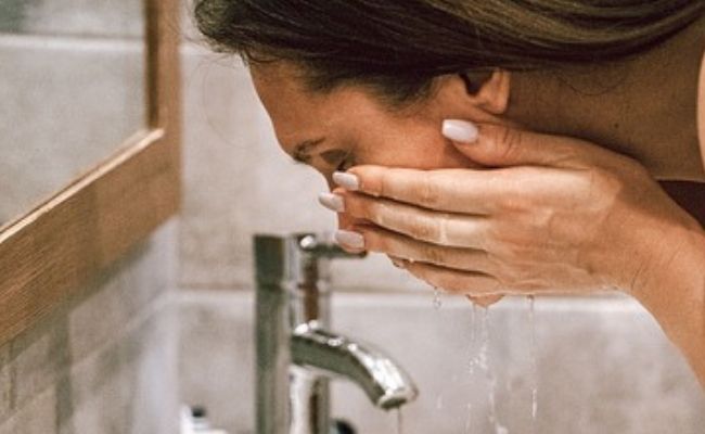 كيفية العناية بالبشرة المختلطة